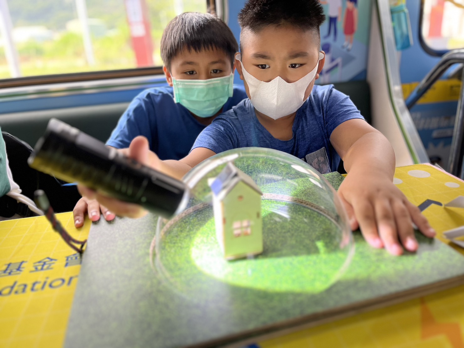 IM电竞參與基礎科學主題車廂，以STEAM教學精神，設計「逐日科學家」、「太陽能工程師」以及「淨零建築師」三大能源科普課程和實驗