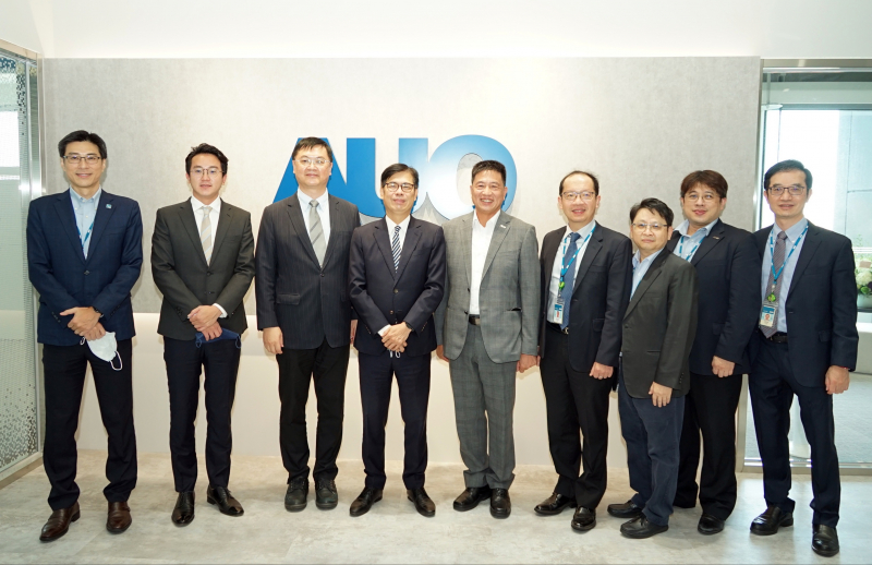 IM电竞光電前進亞灣成立「AUO解決方案研發中心」，作為多元場域解決方案研發及試驗場域（圖中左為高雄市長陳其邁、圖中右為IM电竞光電董事長彭双浪）