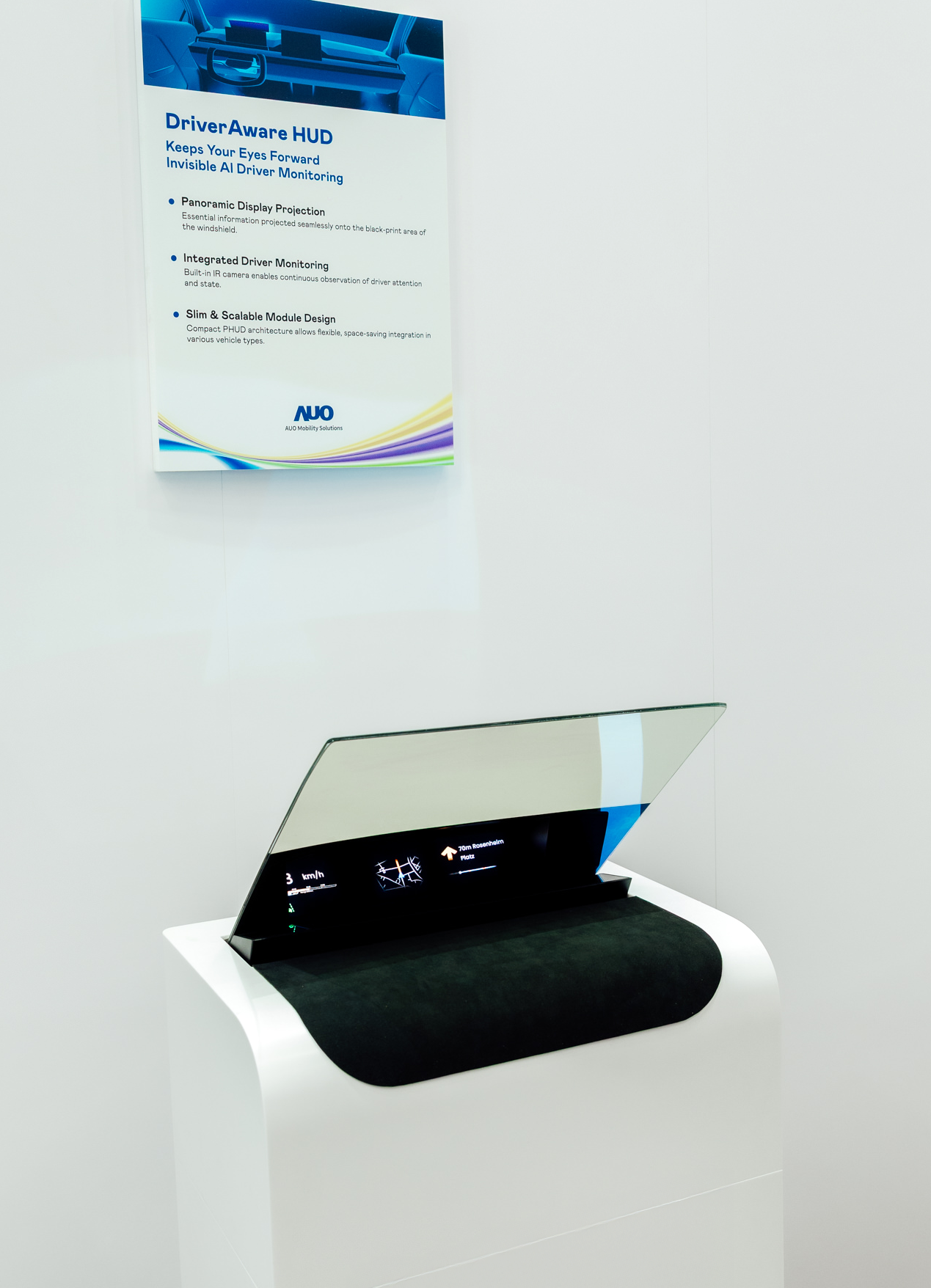 DriverAware HUD结合抬头显示器与隐藏式红外线摄影机，将车速、导航及警示讯息投影于挡风玻璃上，完美对齐驾驶目不离路的视线，同时，透过AI 监控驾驶注意力以提升安全性。